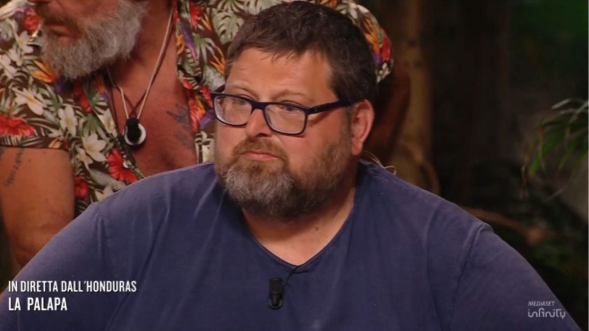 Isola dei Famosi, Dino Giarrusso spara a zero su Mario Adinolfi: “Il più abile giocatore”