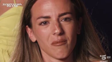 Temptation Island, Simone ammette di aver tradito Sonia, lei: “Cosa ho fatto di male per meritarmi questo?”