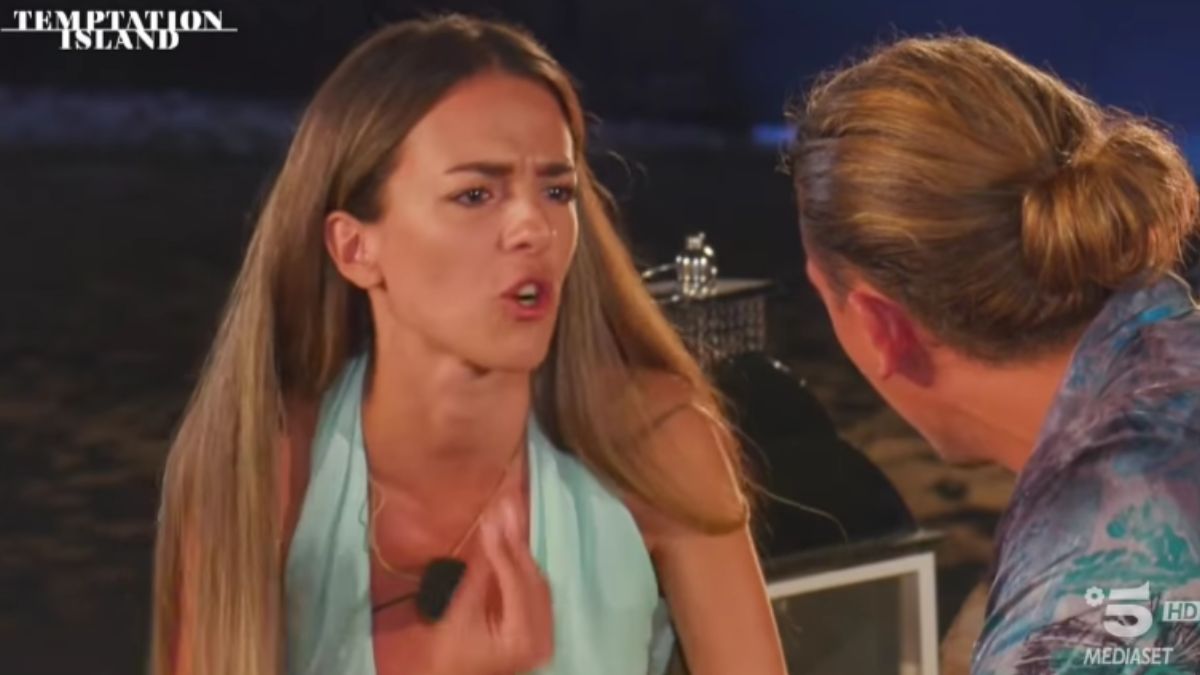 Temptation Island, Sonia lascia Simone al falò di confronto, lui spiazza: “Baciarla era l’unico modo per capire se l’amavo ancora”