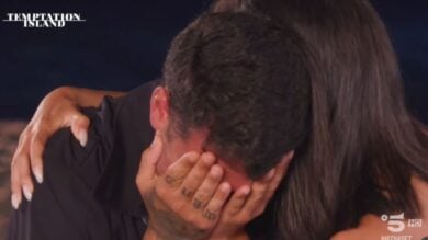 Temptation Island, Valerio lascia Sarah al falò di confronto ma poi scoppia in lacrime!